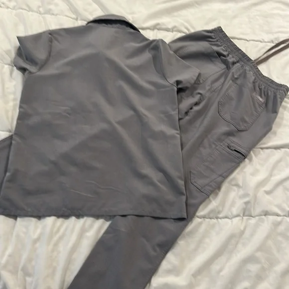 Figs women XXS dark space grey top and petite pants - Picture 2 of 2